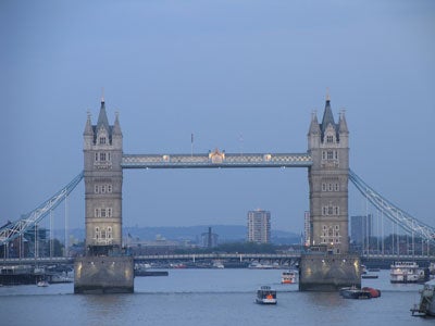 Photo taken with the Canon PowerShot Pro1 showing the Tower Bridge in London during twilight with boats in the river Thames.Close-up photo of a bridge captured with the Canon PowerShot Pro1 showing detail and zoom capabilities.