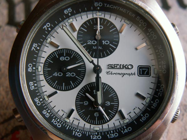 Close-up photo of a Seiko chronograph wristwatch showing the details of the watch face, including subdials and date window, supposedly taken with a Konica Minolta DiMAGE Z5 camera.Close-up of a precision instrument dial taken with the Konica Minolta DiMAGE Z5 camera, highlighting the camera's macro photography capability.