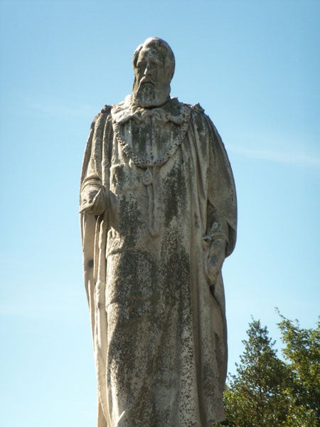 Statue of a historical figure against a clear blue sky, demonstrating the image quality of the Konica Minolta Dimage X1 digital camera.