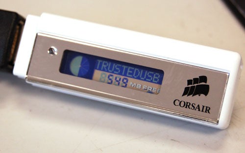 Corsair Flash Readout USB memory key with digital display showing 8599 MB free space on a white background.