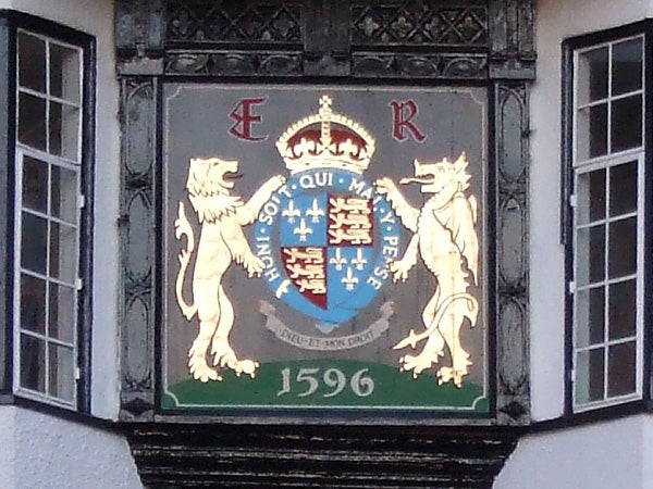 The image you provided does not represent a product review related to the Fujifilm FinePix S9600. Instead, it appears to be a photo of a heraldic emblem consisting of a shield, lions, and a crown, with a date of 1596. The emblem is mounted on a wall above a black and white Tudor-style facade.