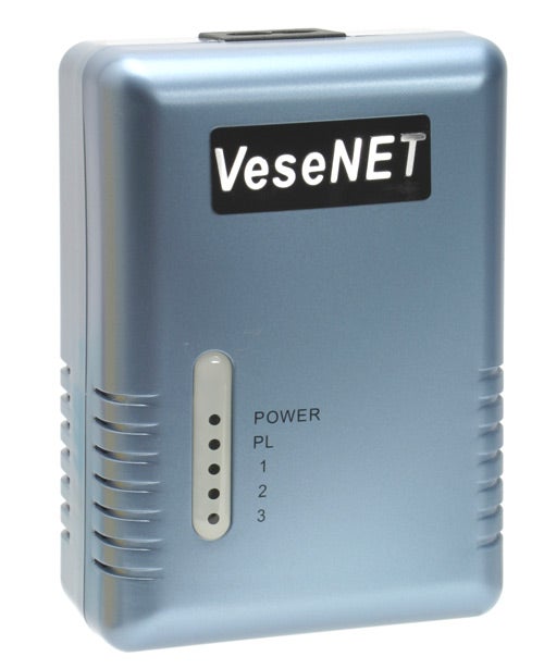 Solwise Vesenet HomePlug with 3 Ethernet ports showing power and connection status LEDs on a silver casing.