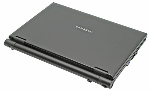 Closed Samsung R20 Aura laptop with a black finish displayed on a plain background.
