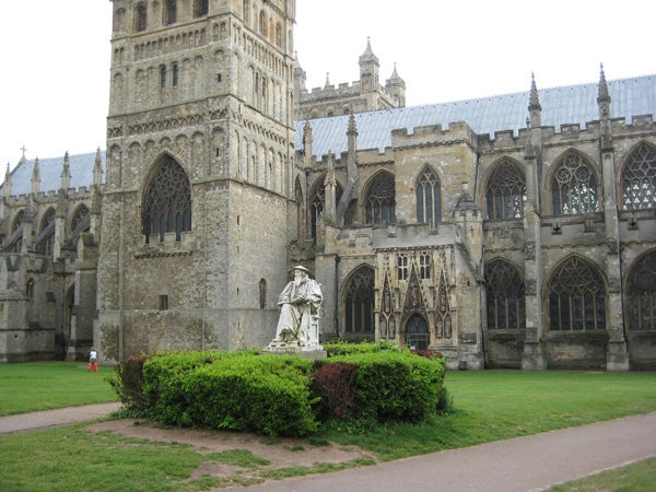 Canon Digital IXUS 70 camera sample image showing a historic cathedral with intricate architectural details and a statue in the foreground.