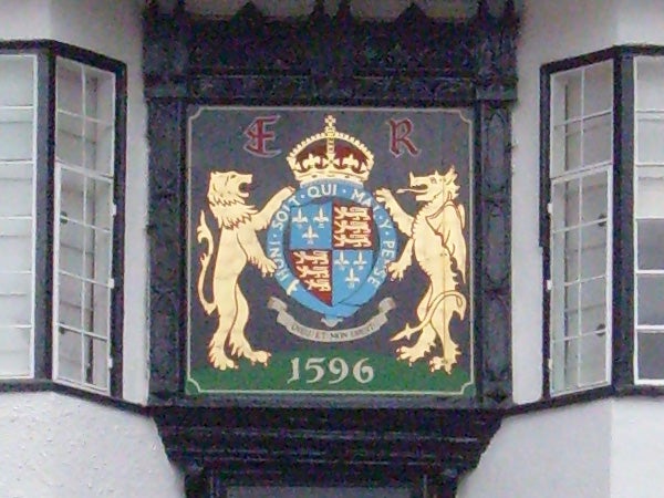 Coat of arms on building facade with lions and a crown, dated 1596.