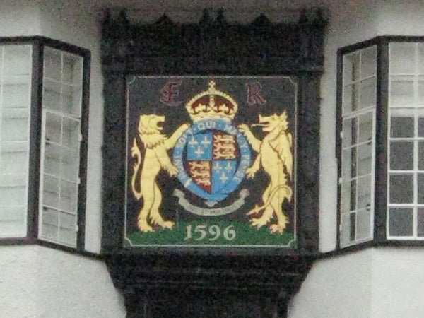 Coat of arms with lions and a crown taken by Canon PowerShot A570 IS.