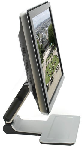 HP w2207 22-inch LCD monitor with a cityscape on the screen.