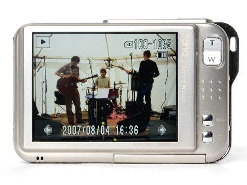 BenQ DC-T700 camera displaying photo of musicians performing.