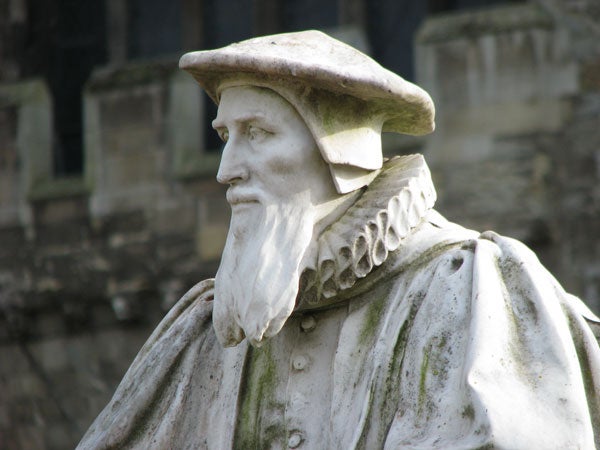 Statue of a man with a beard and period clothing