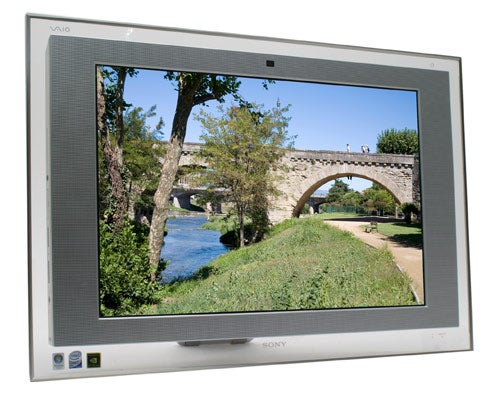 Sony VGC-LT1S.CEK Media Center displaying a bridge scene.