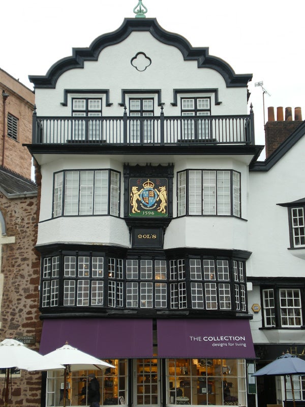 Photo of a traditional building façade with decorative crest.