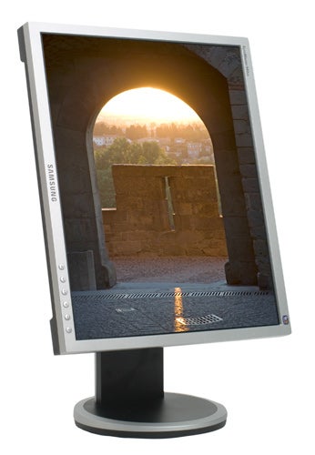Samsung SyncMaster 940UX monitor displaying a sunset scene.
