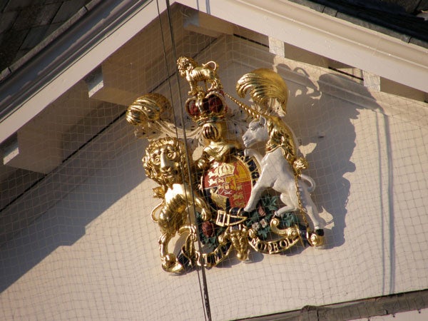 Ornate golden crest with lion and unicorn on building facadeGolden crest with lion on building facade captured with Olympus SP-560UZ.