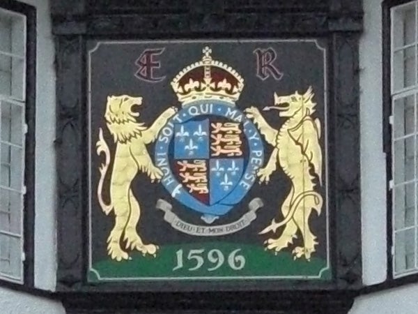 Crest with lions and date 1596 on a plaque.Crest with lions and motto on a plaque from 1596.