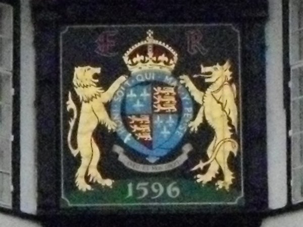 Photo demonstrating the Pentax Optio A40's digital zoom quality.photo of a crest with lions and a crown.