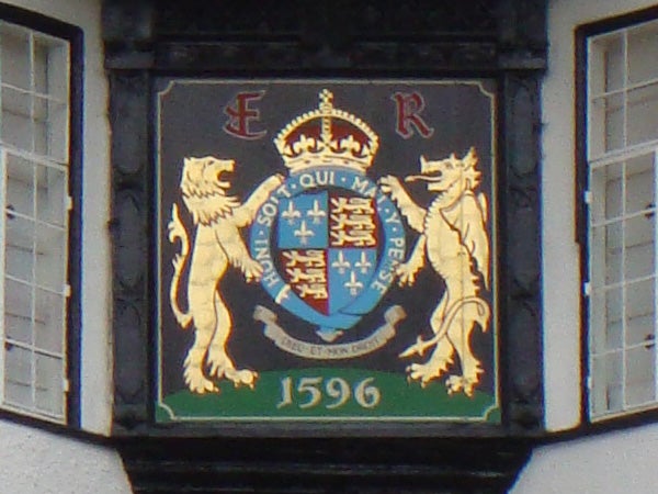 Close-up of an emblem with lions and a crown taken with Sony DSC-T2.Decorative crest with lions and a crown on a building.