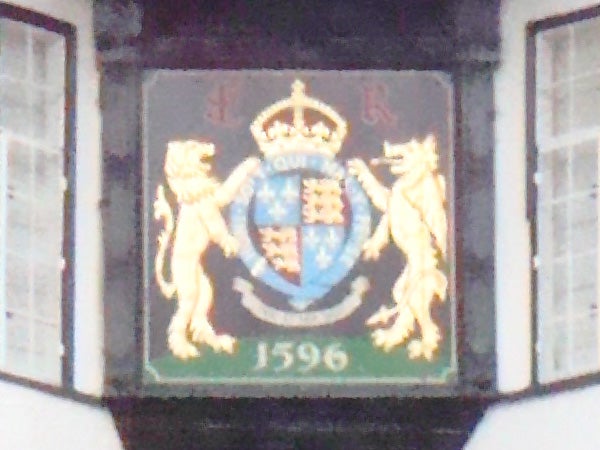 image of a crest with lions and a crown dated 1596.photo of a coat of arms plaque from 1596.