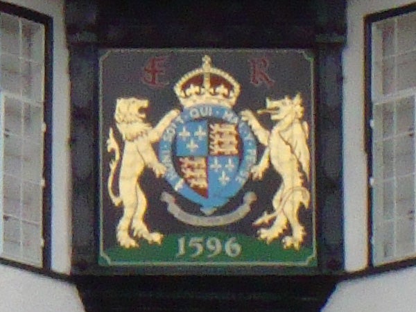 Emblem with lions and a crown, dated 1596Coat of arms plaque with date 1596 on a wall.