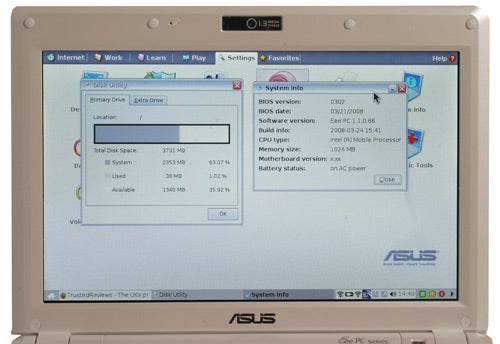 Asus Eee PC 900 laptop displaying system information screen.Asus Eee PC 900 laptop displaying system information on screen.