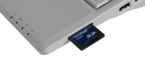 Asus Eee PC 900 with an SD card inserted.Asus Eee PC 900 with SD card inserted in slot
