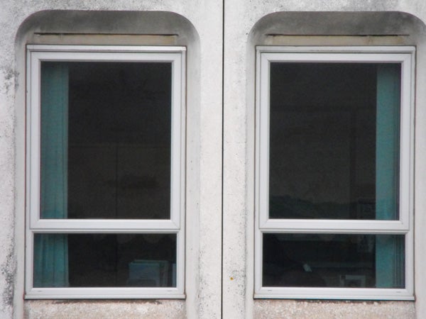 Zoomed-in photo of windows taken with Fujifilm FinePix S1000fd.Zoomed-in photo of two windows on a concrete building.