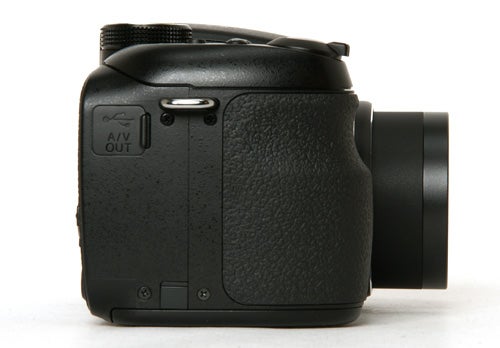 Fujifilm FinePix S1000fd camera side profile view.Fujifilm FinePix S1000fd digital camera side view.