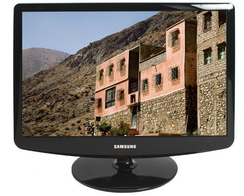 Samsung SyncMaster 2232BW monitor displaying a mountainous landscape photo.