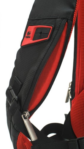 Close-up of Logitech Kinetic 15.4 backpack strap with logoClose-up of Logitech Kinetic backpack strap with logo.