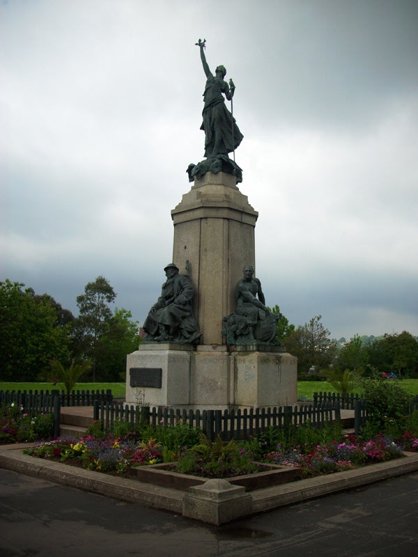 Statue in a park with overcast sky and flowerbedsStatue in a park captured with BenQ DC C850 camera.