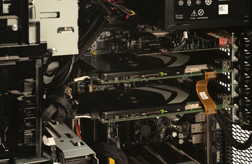 Interior view of Dell XPS 630 with graphics cards and motherboard.Interior view of Dell XPS 630 gaming PC's hardware