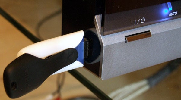 USB drive being inserted into Sony DAV-F200 Home Cinema System.USB drive plugged into Sony DAV-F200 Home Cinema System.