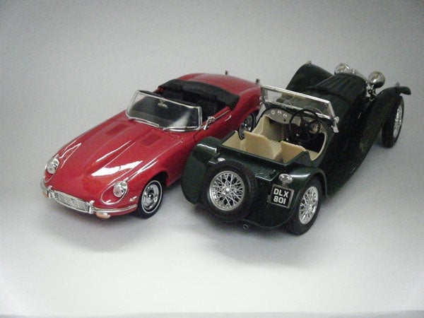 Photo of red and green model cars taken by a camera.Photograph of two model cars taken with Fujifilm FinePix Z20fd.
