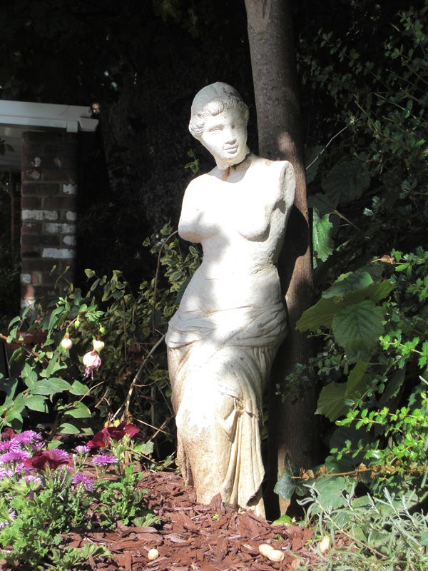 Statue in a garden captured with Casio Exilim EX-Z100.Stone statue in a garden taken with Casio Exilim EX-Z100.