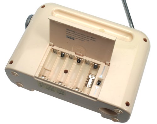 Battery compartment of a beige Dualit Lite Radio.Dualit Lite Radio with open battery compartment.