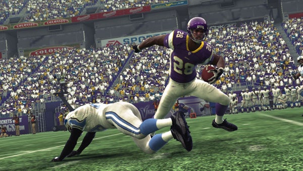Screenshot of Madden NFL 09 gameplay showing a player evading a tackle.Screenshot of Madden NFL 09 gameplay with running player.