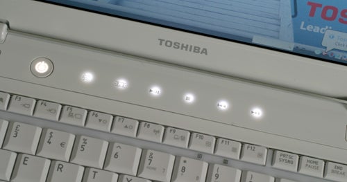 Close-up of Toshiba Portégé M800 keyboard and LED indicators.Close-up of Toshiba Portégé M800-106 laptop keyboard and logo