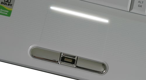 Close-up of Toshiba Portégé M800-106 notebook hinge detail.Close-up of Toshiba Portégé M800-106 laptop hinge design.