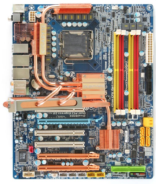 Gigabyte EP45-Extreme motherboard with copper heatpipes and slots.Gigabyte EP45-Extreme motherboard with heatsinks and pipes.