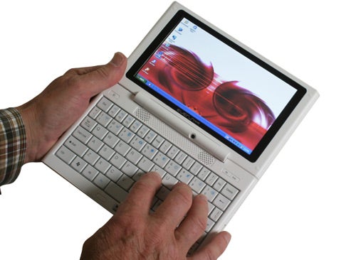 Hands using a Raon Digital Everun Note ultramobile PC.