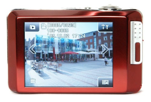 GE E1050TW camera displaying photo of an outdoor plaza.