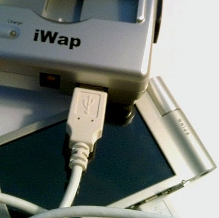 iWap IUC-101 Multi-Charger connected to a device.