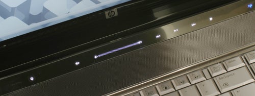 Close-up of HP Pavilion dv7-1000ea laptop's keyboard and speakers.
