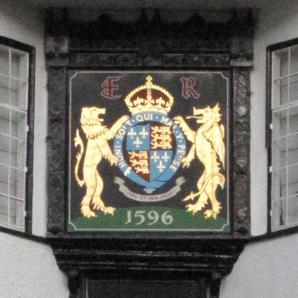 Heraldic crest on a sign captured with Canon PowerShot SX10 IS.
