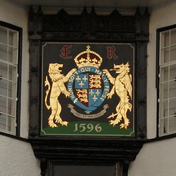Coat of arms with lions and crown displayed on a sign from 1596.