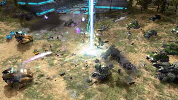 Screenshot of a battle scene in Halo Wars game.