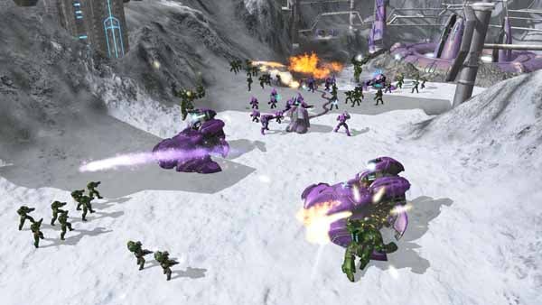 Screenshot of Halo Wars gameplay showing a battle scene.