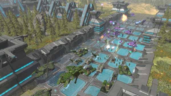 Halo Wars gameplay showing a battle on alien terrain.