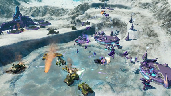 Screenshot of gameplay in Halo Wars showing a battle scene.