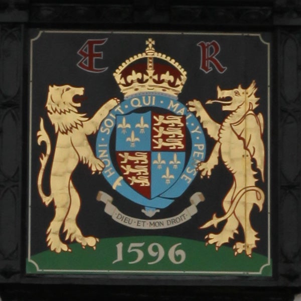 Coat of arms with lions, a crown, and a motto.