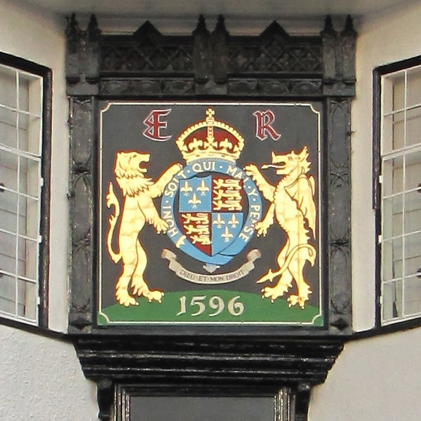 Coat of arms plaque with lions and a crown from 1596.